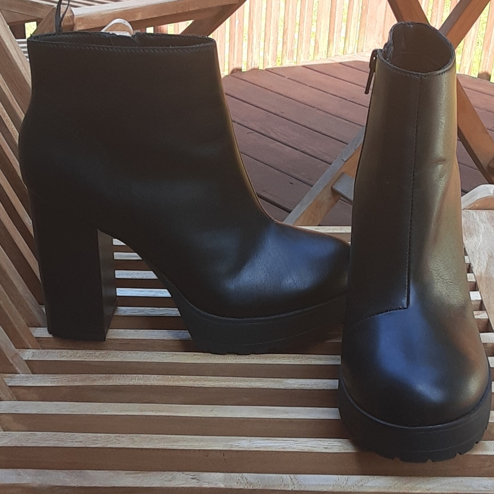 H & M Divided Platform Boot